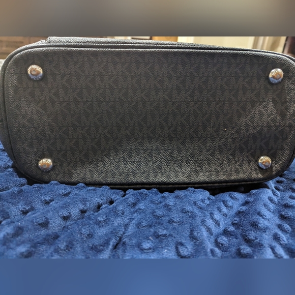 Used MICHAEL KORS Jet Set Zip Tote in Black/Grey Leather - Picture 7 of 16